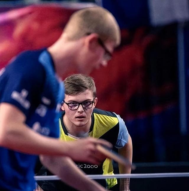 南宫-莱万多夫斯基迎来二十赛季出色发挥，SKT观众热烈欢呼！