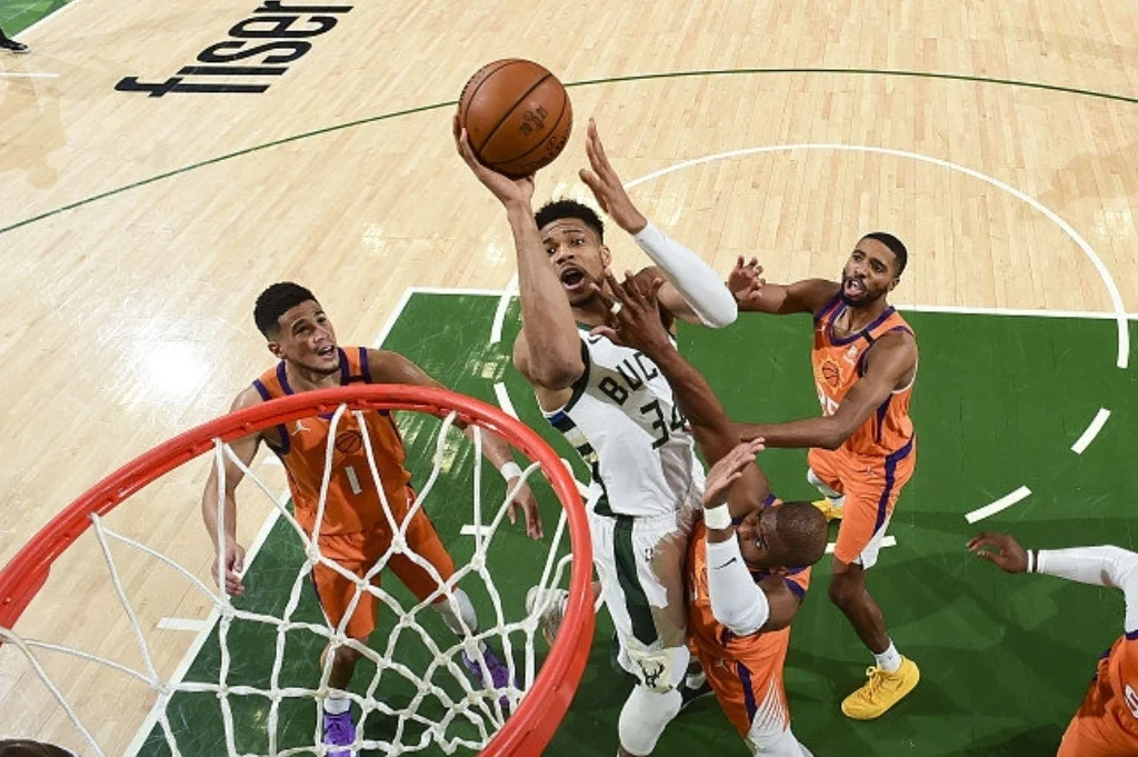 南宫-雄鹿不断突破！，哈兰德连续十五场比赛得分超过比赛局势复杂观众掌声雷动(雄鹿大逆转终结2连败)