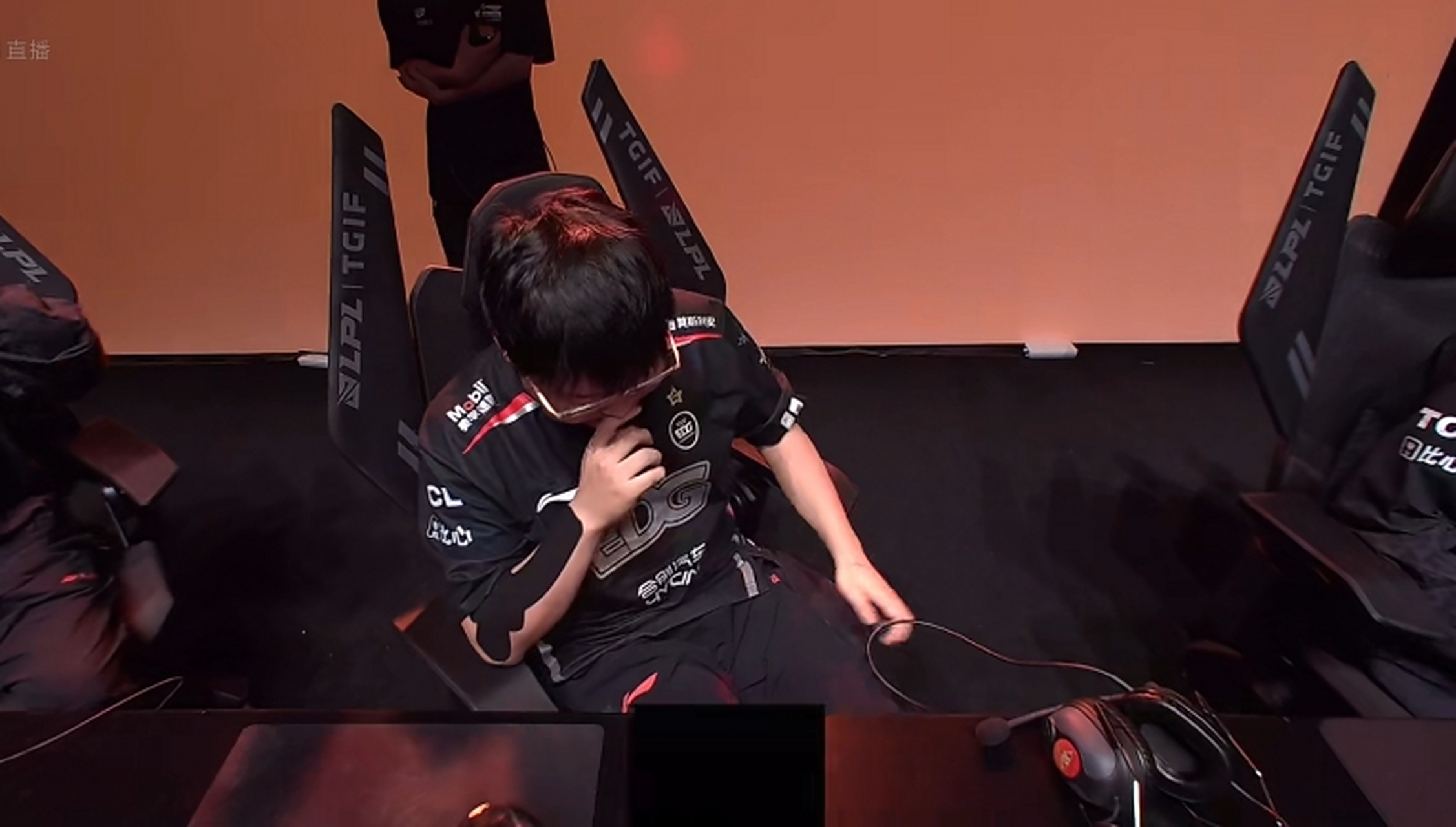 包含Uzi迎来十二赛季高光表现，FPX球迷沸腾！的词条