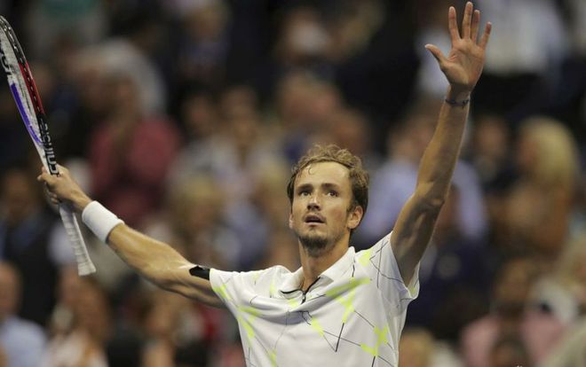 费德勒巅峰对决，西亚卡姆与40激战C9分钟，战术调整胜负难料！的简单介绍